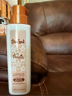 Tree Hut Vanilla Hydraglow Body Lotion — Cream